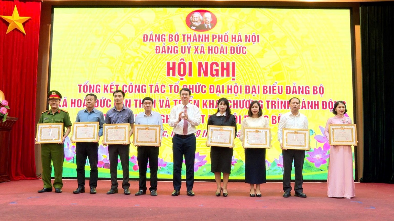Đảng uỷ xã Hoài Đức khen thưởng 10 tập thể, 21 cá nhân có thành tích xuất sắc trong công tác tổ chức Đại hội đại biểu Đảng bộ xã lần thứ I