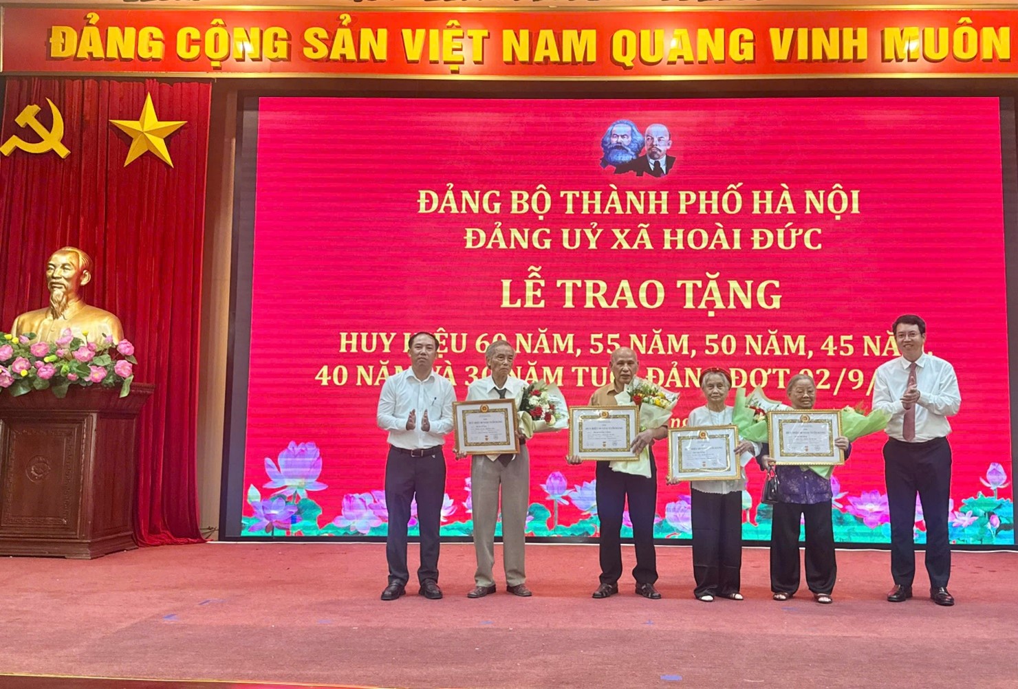 Đảng bộ xã Hoài Đức trao Huy hiệu Đảng: Tôn vinh những đảng viên kiên trung, tiếp thêm niềm tin và trách nhiệm cho thế hệ trẻ