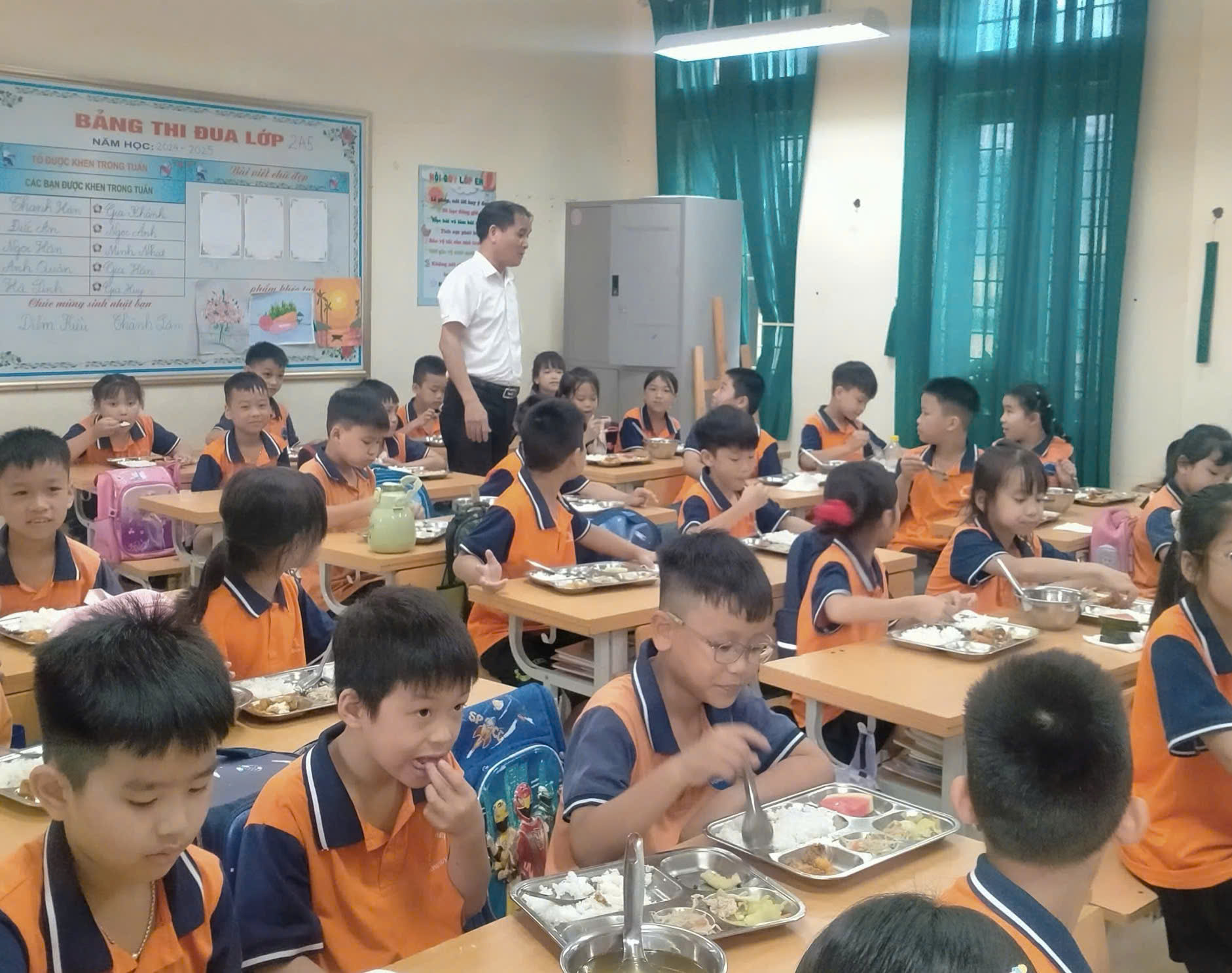 Bí thư Đảng ủy xã Phúc Lộc kiểm tra đột xuất công tác tổ chức ăn bán trú tại các trường học