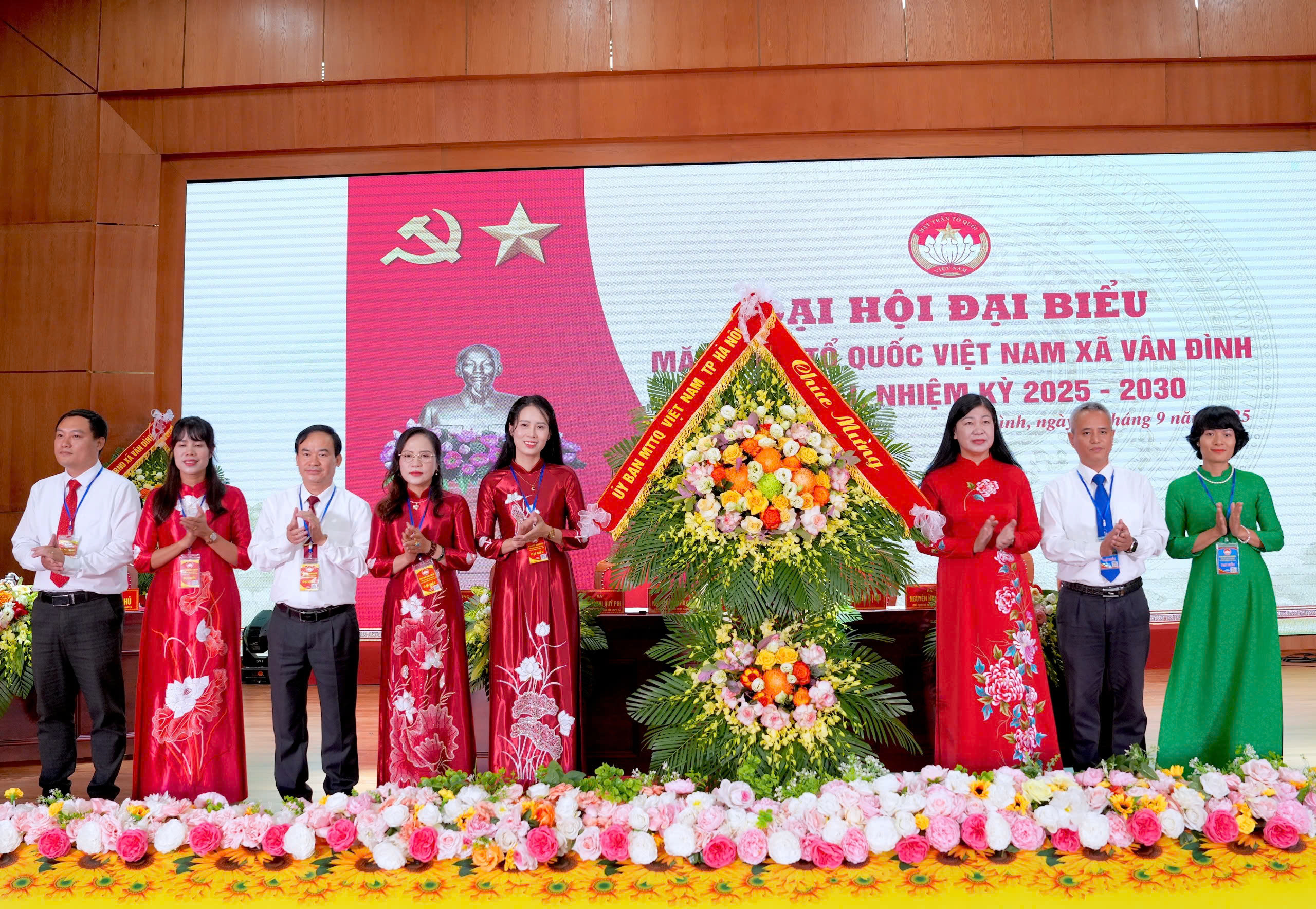 Lấy “nhân dân là trung tâm, là chủ thể” của công cuộc đổi mới, lấy hạnh phúc, ấm no của nhân dân làm mục tiêu phấn đấu
