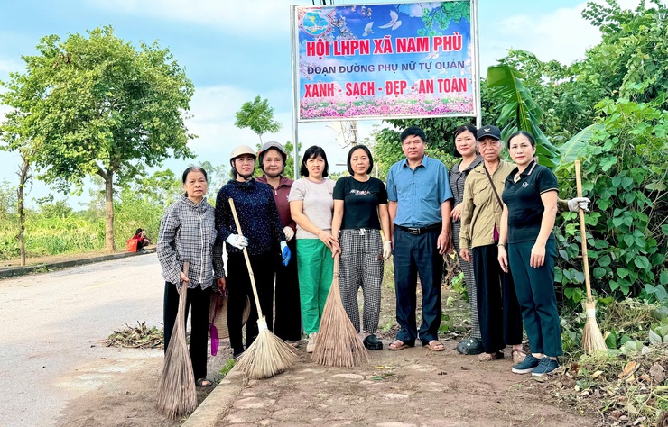 Xã Nam Phù ra quân tổng vệ sinh, gắn biển "Đoạn đường phụ nữ tự quản"