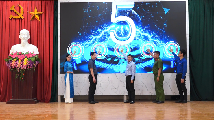 Xã Dân Hòa lan tỏa phong trào “Bình dân học vụ số”: Đưa công nghệ đến gần hơn với người dân
