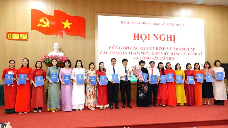 Xã Bình Minh công bố quyết định bổ nhiệm Trưởng, Phó Trưởng phòng Văn hóa - Xã hội, kiện toàn bộ máy hành chính theo mô hình mới