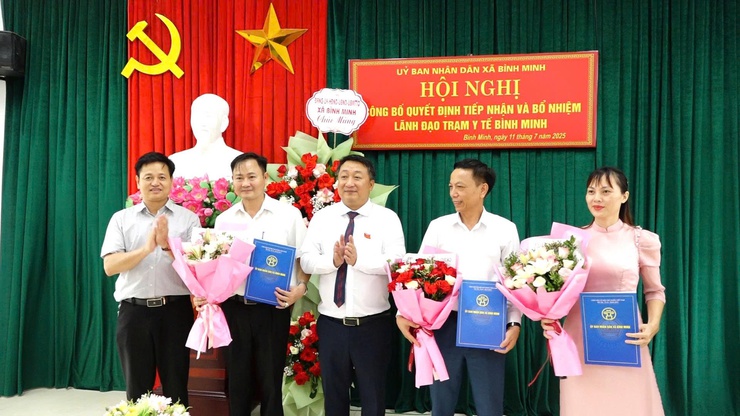 Xã Bình Minh công bố quyết định thành lập Trạm Y tế và bổ nhiệm cán bộ lãnh đạo: Củng cố y tế cơ sở, chăm sóc sức khỏe nhân dân hiệu quả