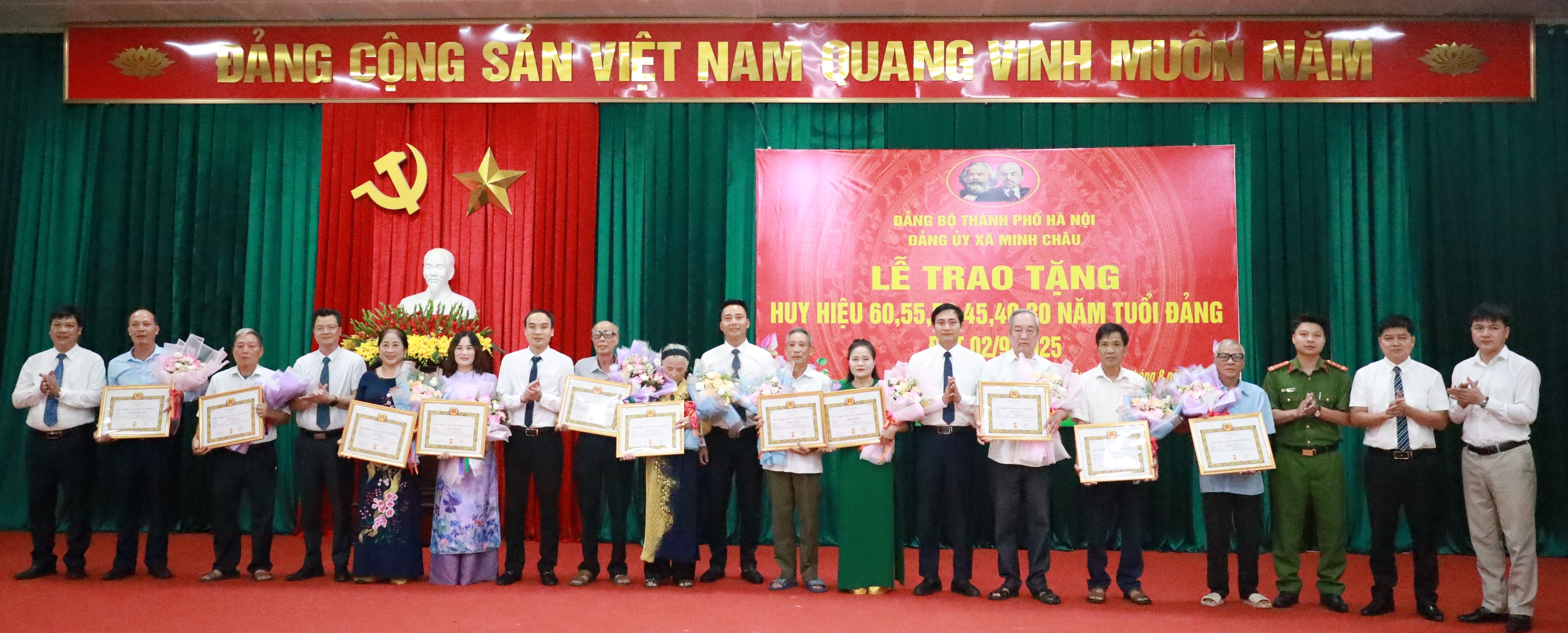 Xã Minh Châu: Trao Huy hiệu Đảng, triển khai Nghị quyết Đại hội, khơi dậy động lực mới