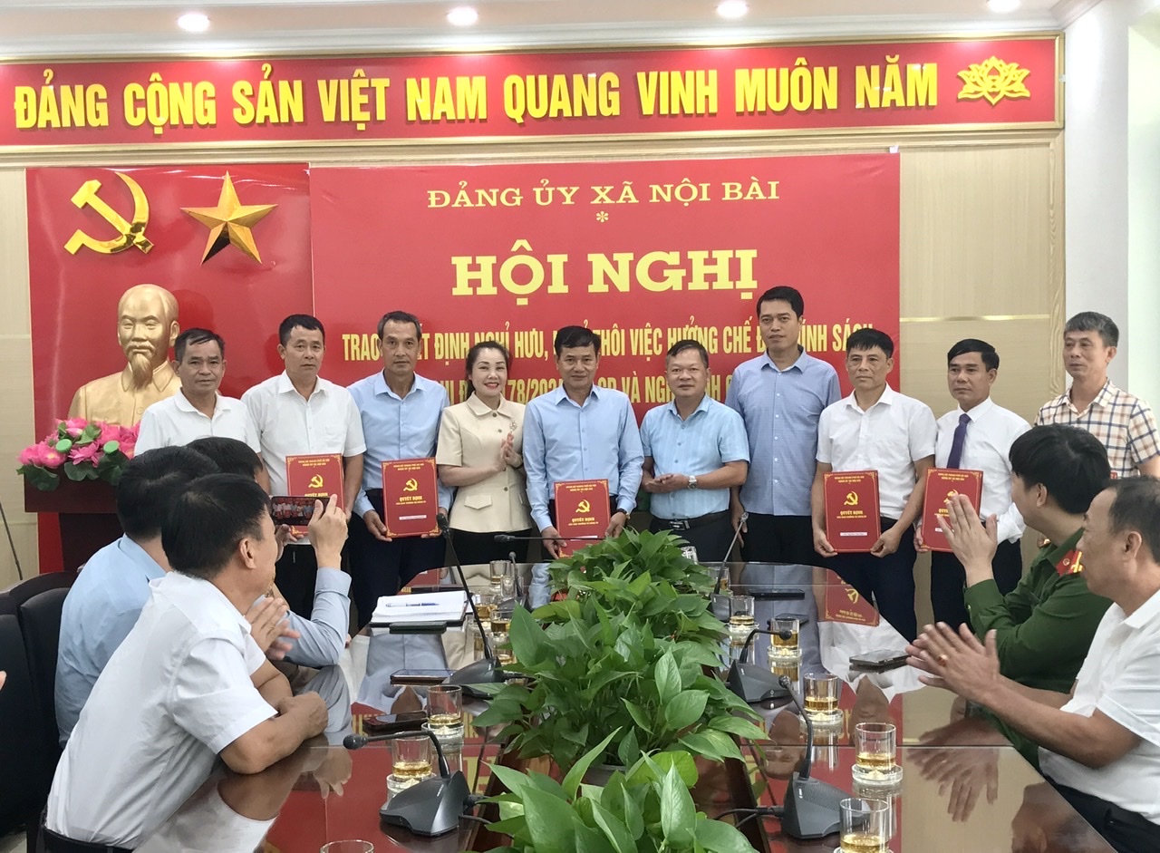 Xã Nội Bài công bố và trao các quyết định về công tác cán bộ