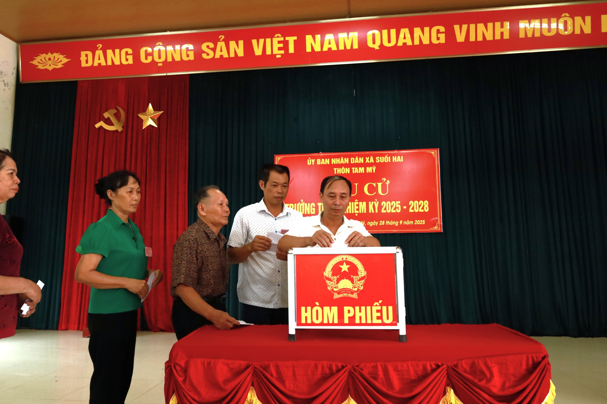 Xã Suối Hai hoàn thành bầu cử Trưởng thôn: Tỷ lệ cử tri đi bầu đạt gần 99%