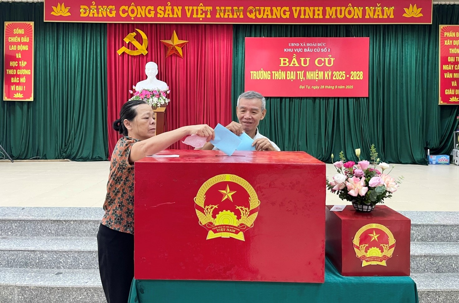 Cử tri xã Hoài Đức nô nức tham gia bầu cử Trưởng thôn, Tổ trưởng tổ dân phố nhiệm kỳ 2025-2028