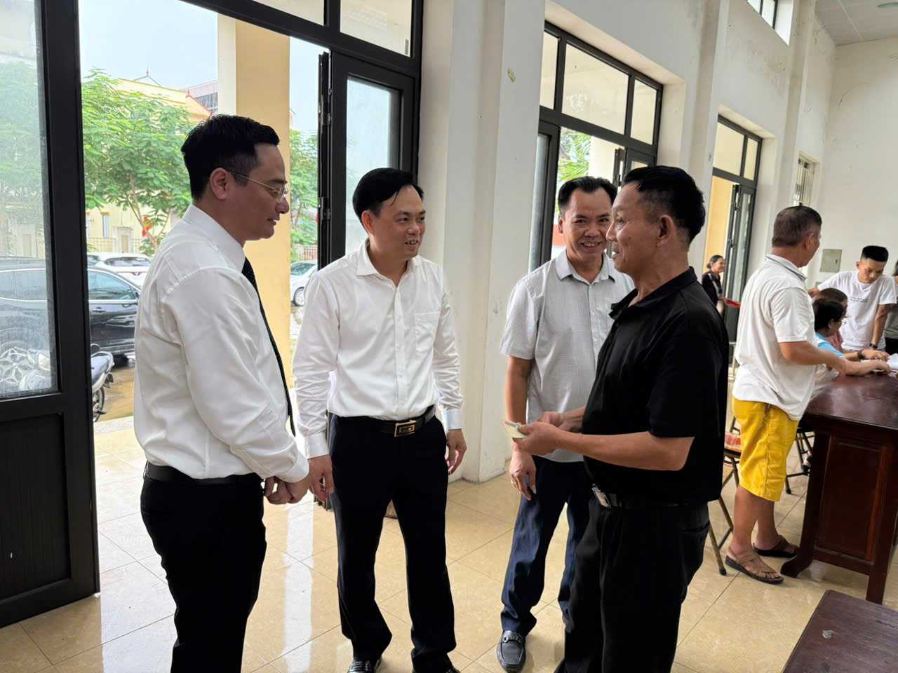 Xã Tam Hưng trao quà Tết Độc lập: Lan tỏa niềm tin, bồi đắp khối đại đoàn kết