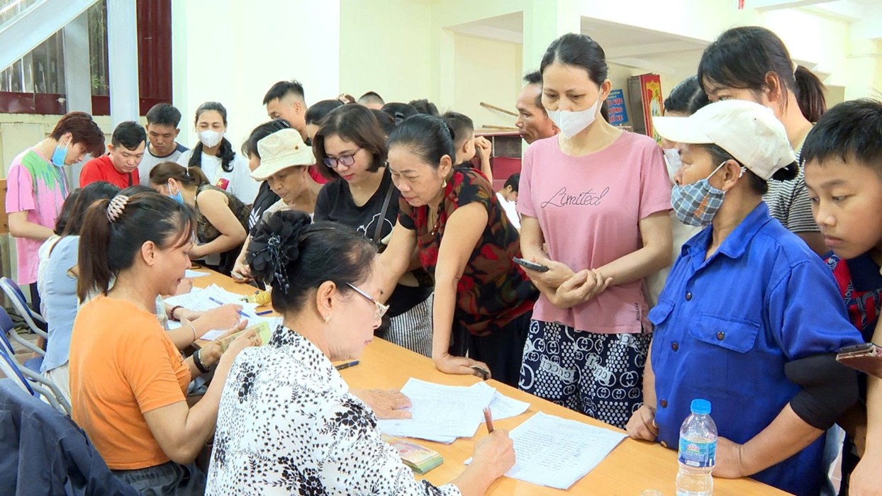 Xã Hoài Đức kịp thời chi trả quà tặng nhân dân dịp Quốc khánh 2-9 