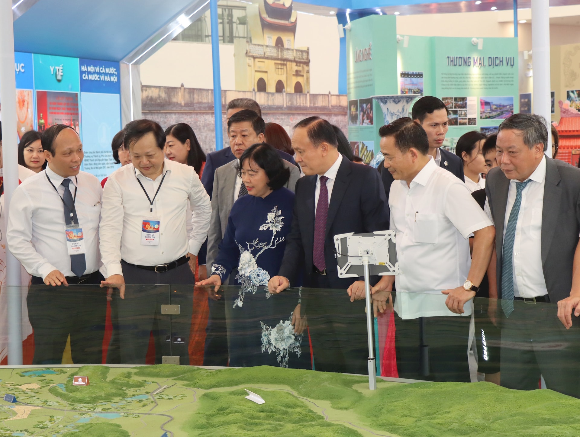 Bí thư Thành uỷ Hà Nội Bùi Thị Minh Hoài cùng Đoàn đại biểu thành phố tham quan hai không gian triển lãm đặc sắc Thủ đô