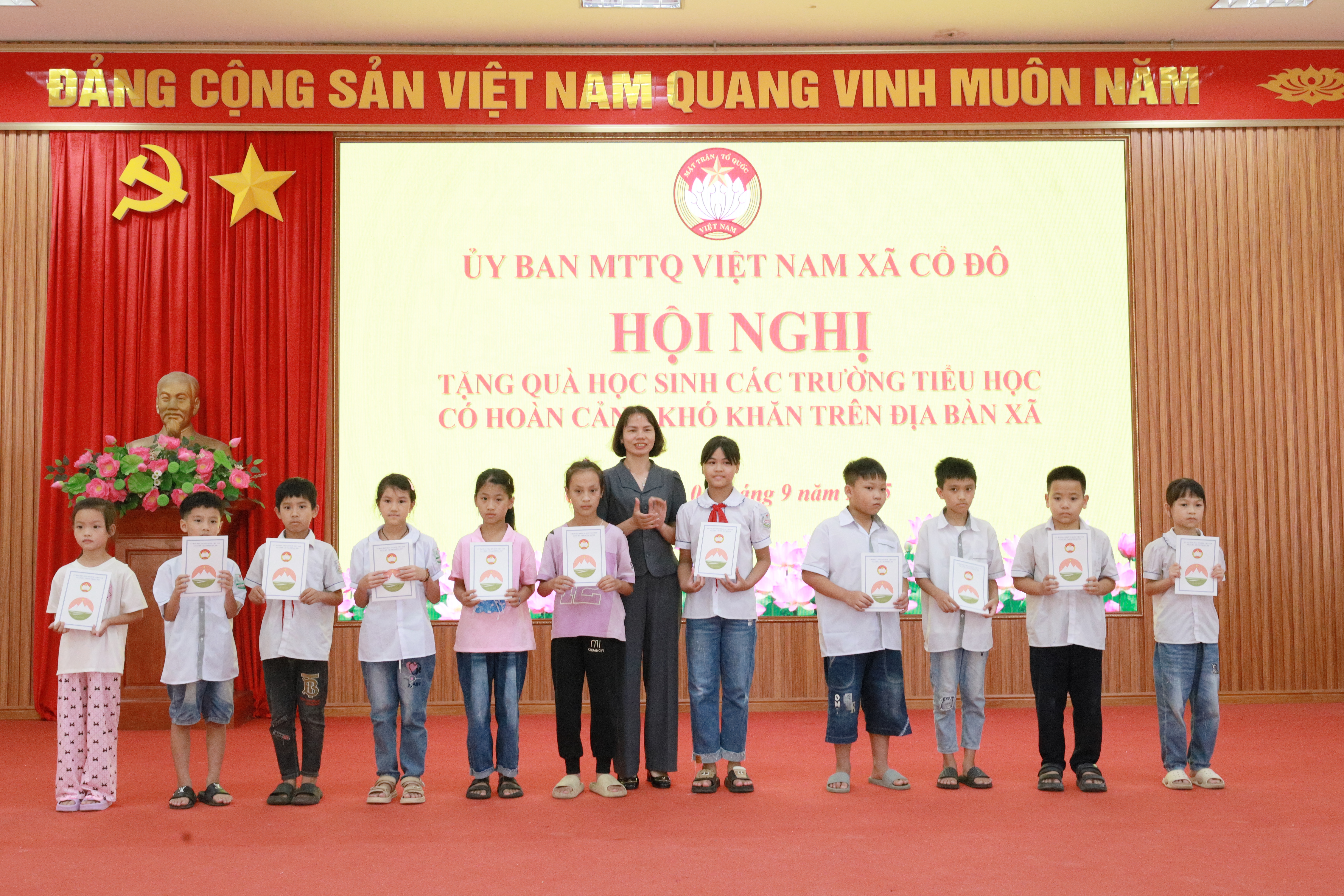 Xã Cổ Đô trao quà tặng học sinh khó khăn trước thềm năm học mới
