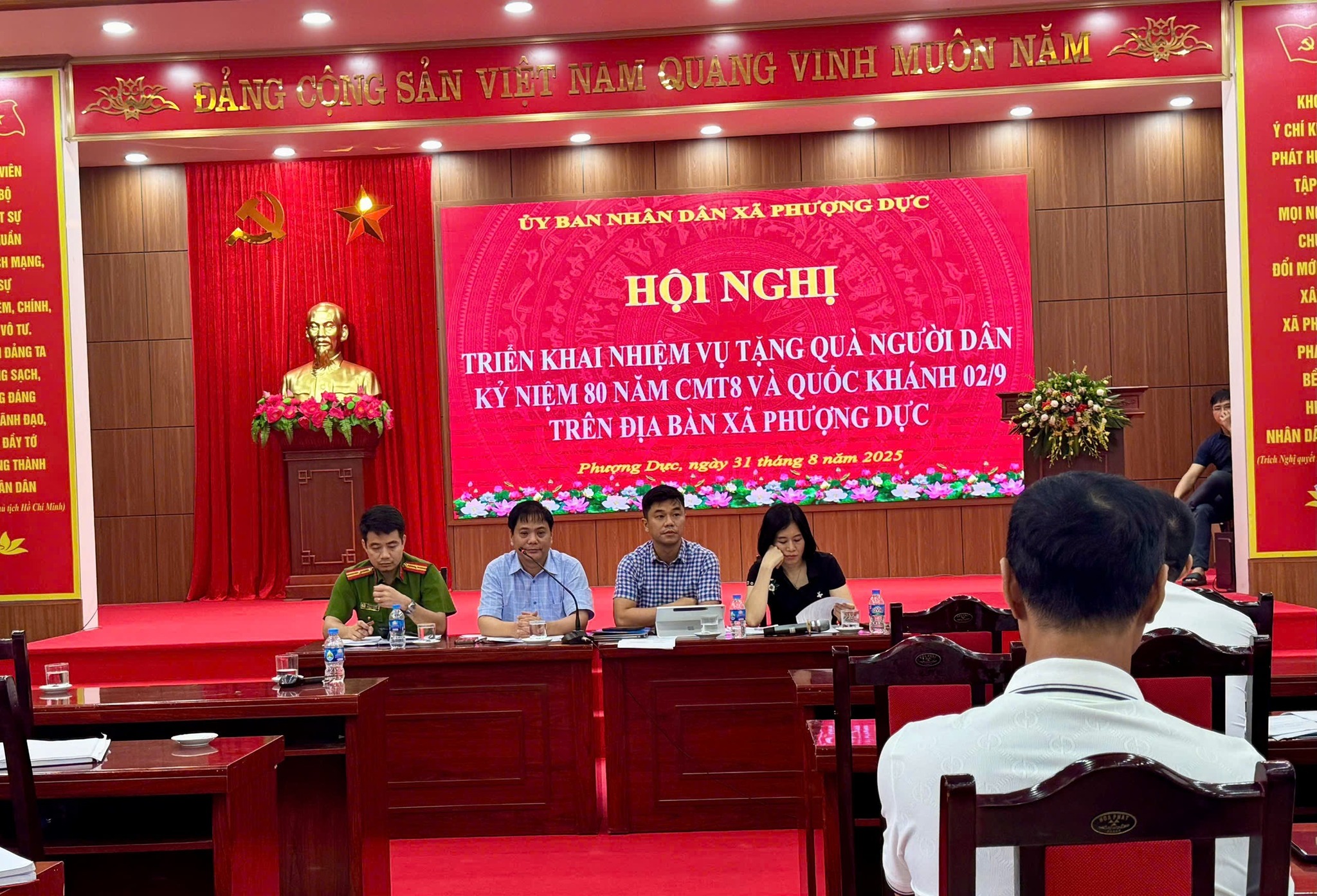 Nhân dân xã Phượng Dực phấn khởi, vui mừng nhận quà Tết độc lập