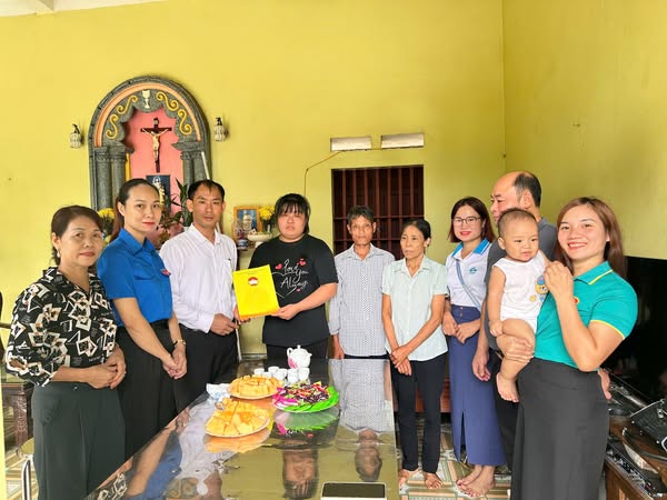 Ủy ban MTTQ xã Suối Hai trao quà hỗ trợ hộ nghèo, lan tỏa tinh thần tương thân tương ái