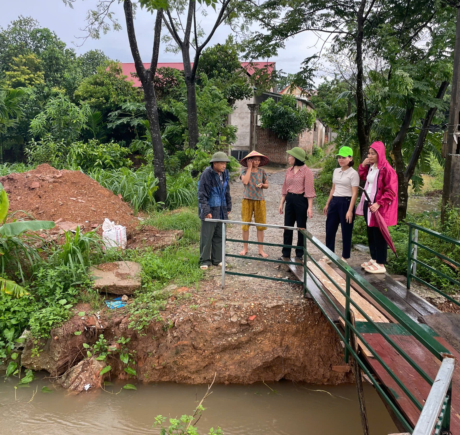 Xã Quảng Oai kiểm tra sản xuất lúa mùa và công tác phòng chống bão