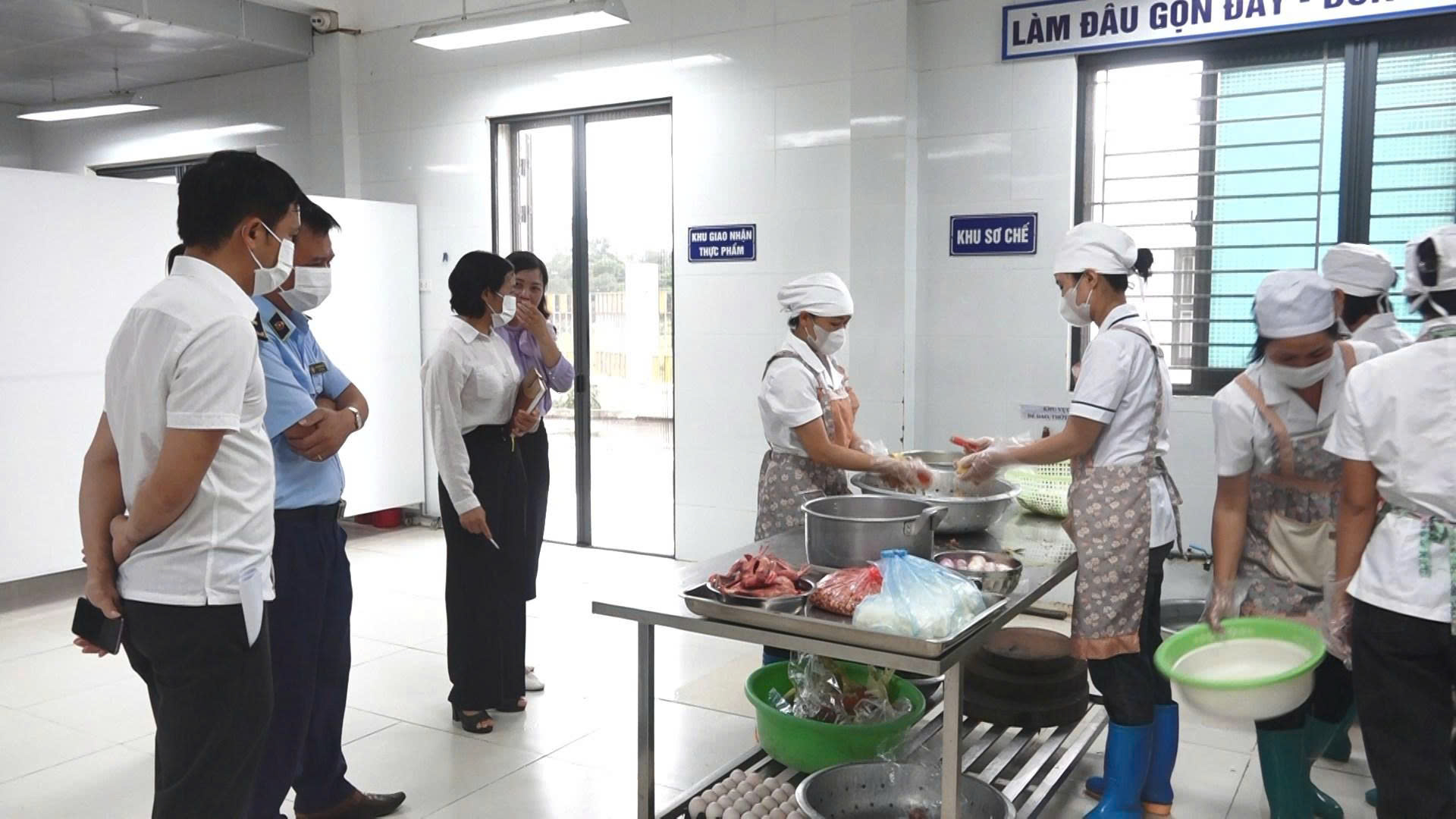 Xã Quảng Oai chú trọng an toàn bữa ăn bán trú cho học sinh
