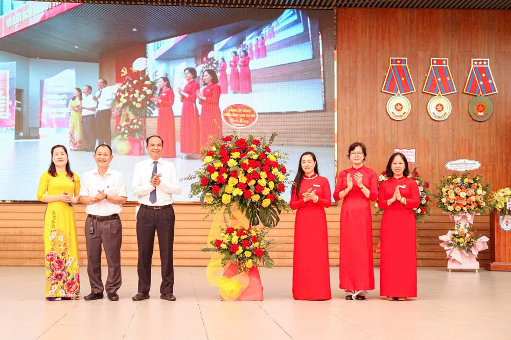 Phường Tây Hồ khai giảng năm học mới: Niềm tin gửi gắm trong ngày hội lớn của thầy trò