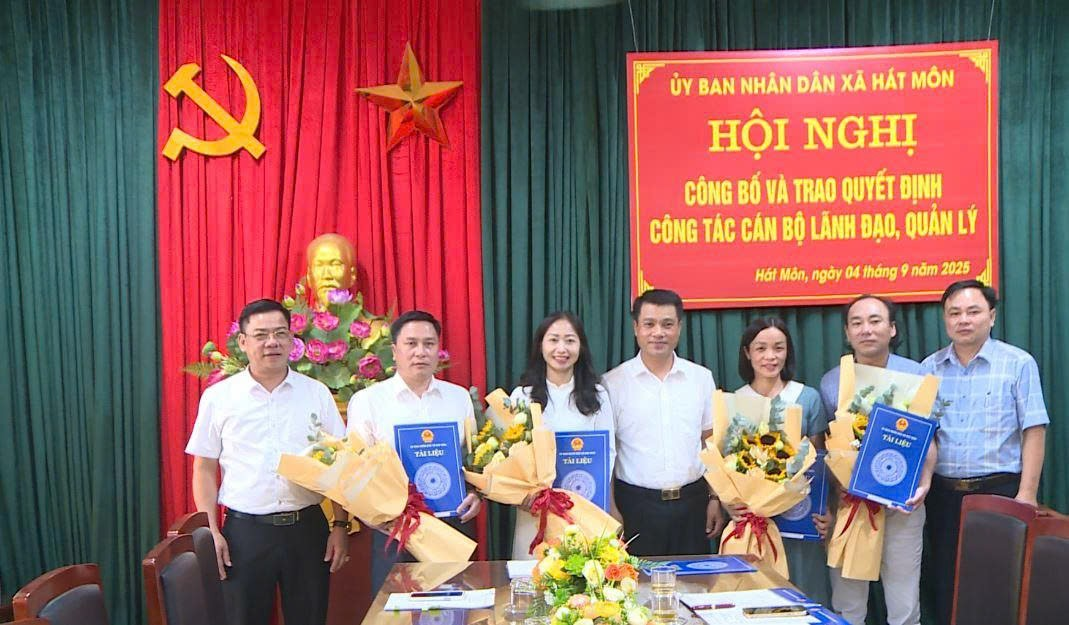 Xã Hát Môn tổ chức hội nghị công bố và trao Quyết định về công tác cán bộ