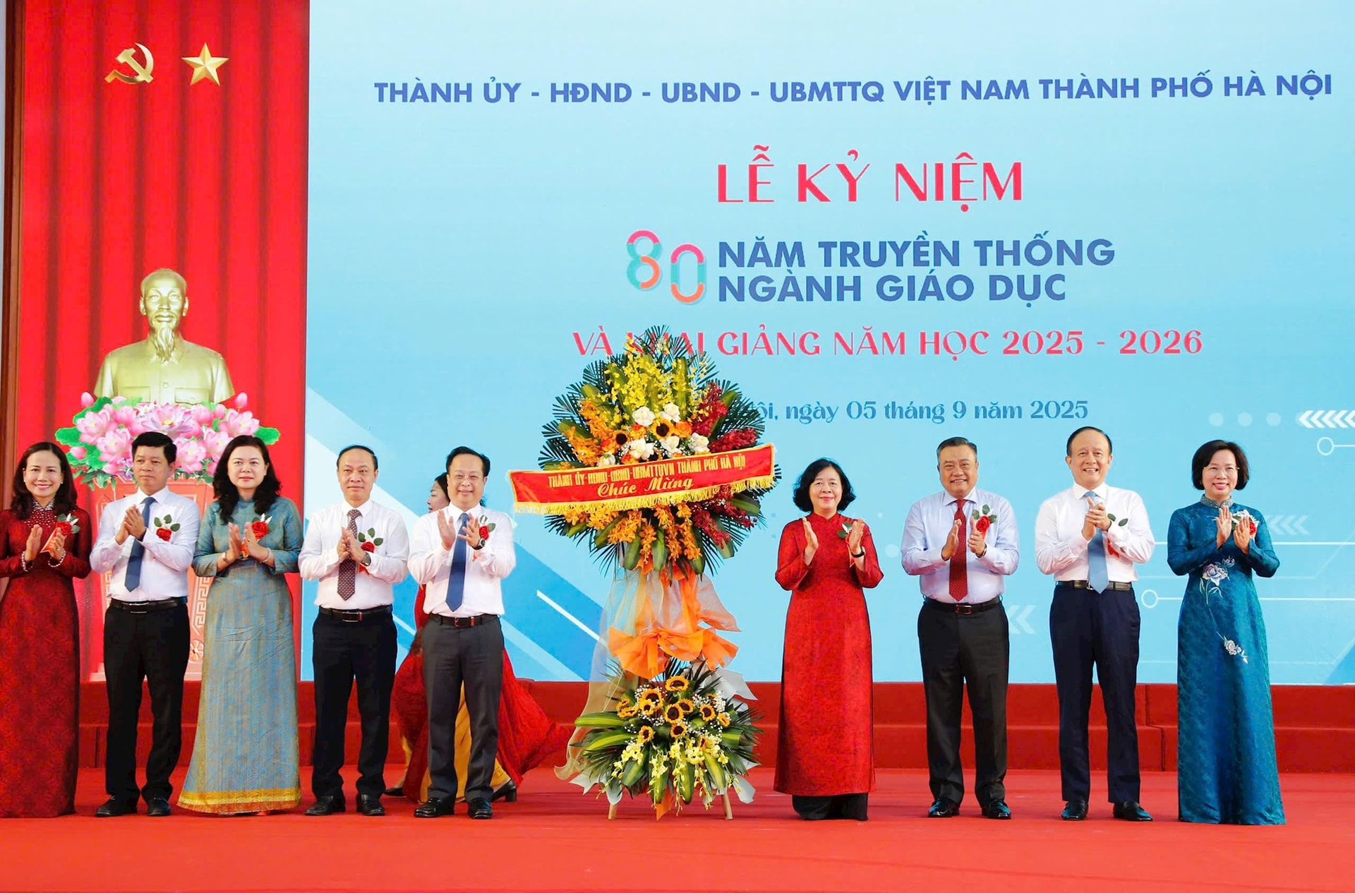 Các đồng chí Thường trực Thành ủy dự khai giảng năm học mới và chúc mừng ngành Giáo dục Thủ đô 