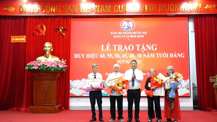 Xã Bình Minh: Trao Huy hiệu Đảng, tri ân công lao, tiếp nối niềm tin
