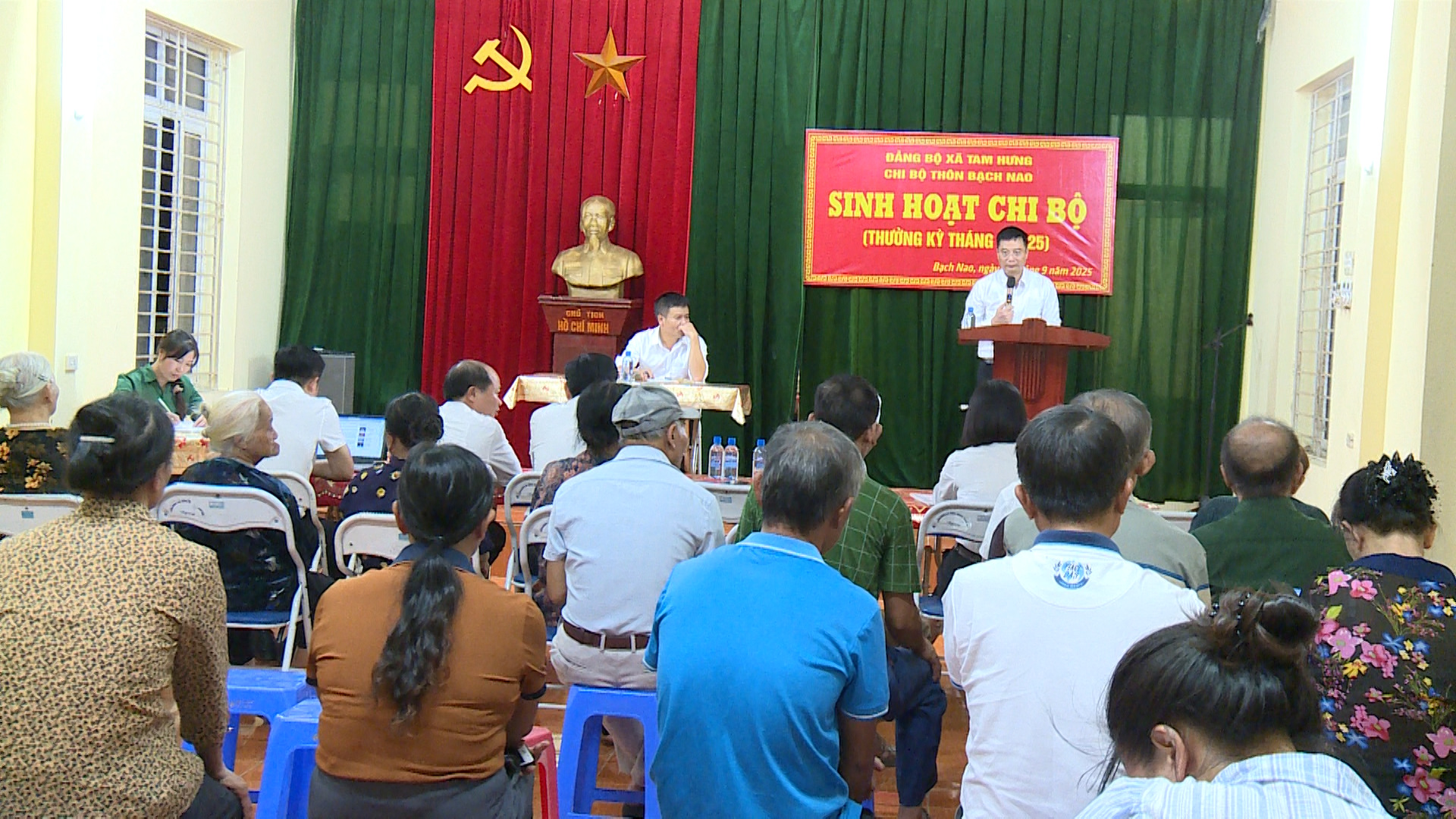 Chi bộ thôn Bạch Nao (xã Tam Hưng) trao Huy hiệu Đảng, lan tỏa tinh thần tiên phong, gương mẫu