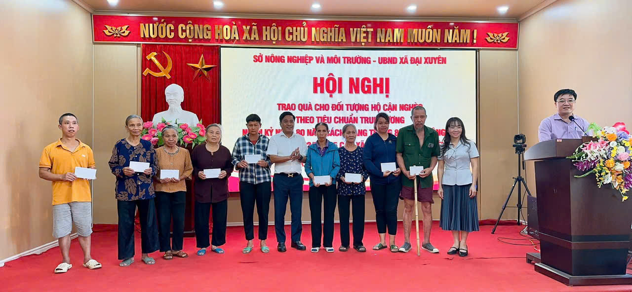 Trao quà hỗ trợ các hộ cận nghèo: Lan toả giá trị nhân văn, thúc đẩy phát triển cộng đồng