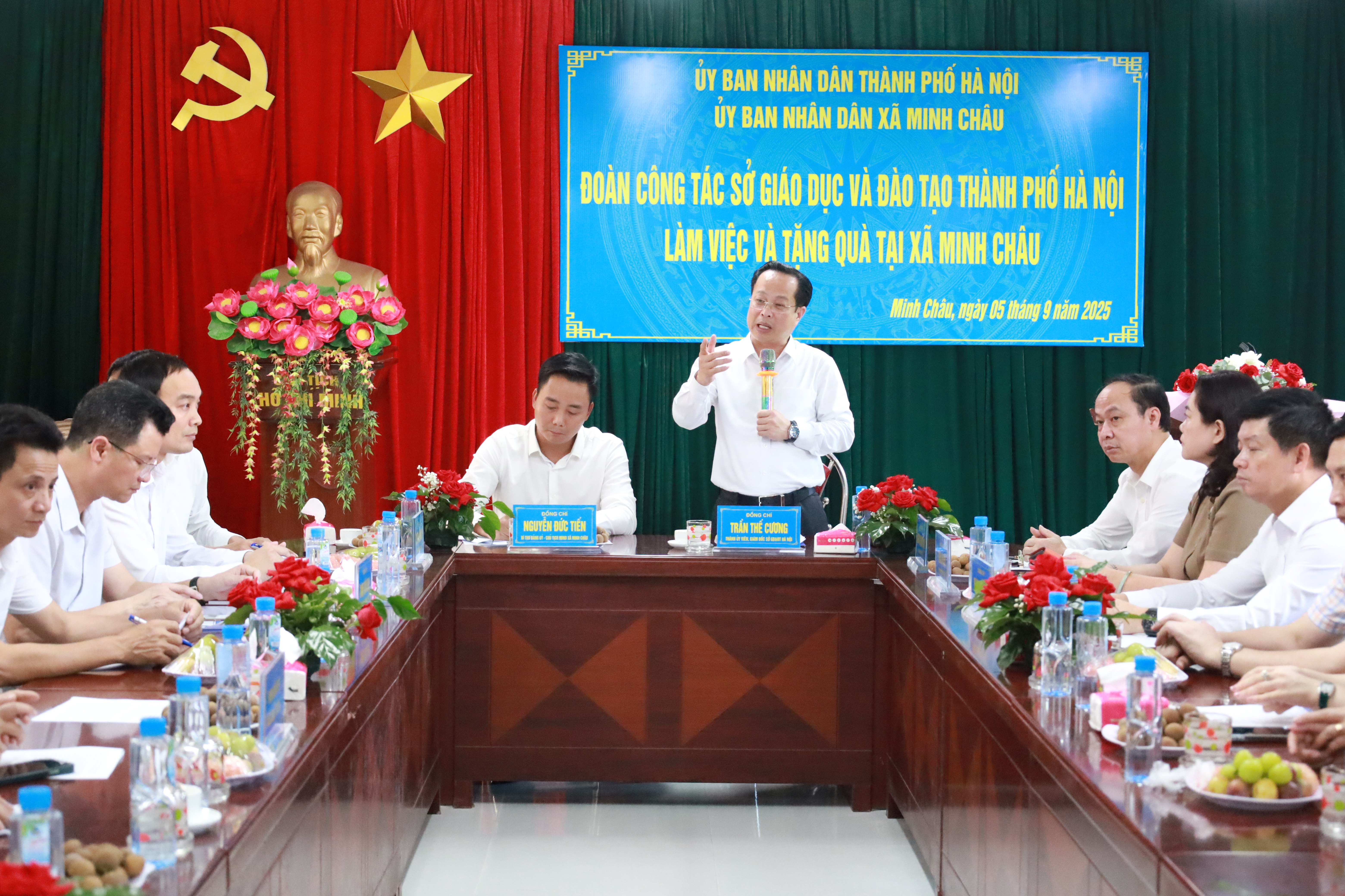 Sở Giáo dục và Đào tạo thành phố thăm, động viên thầy trò xã Minh Châu trong ngày khai giảng
