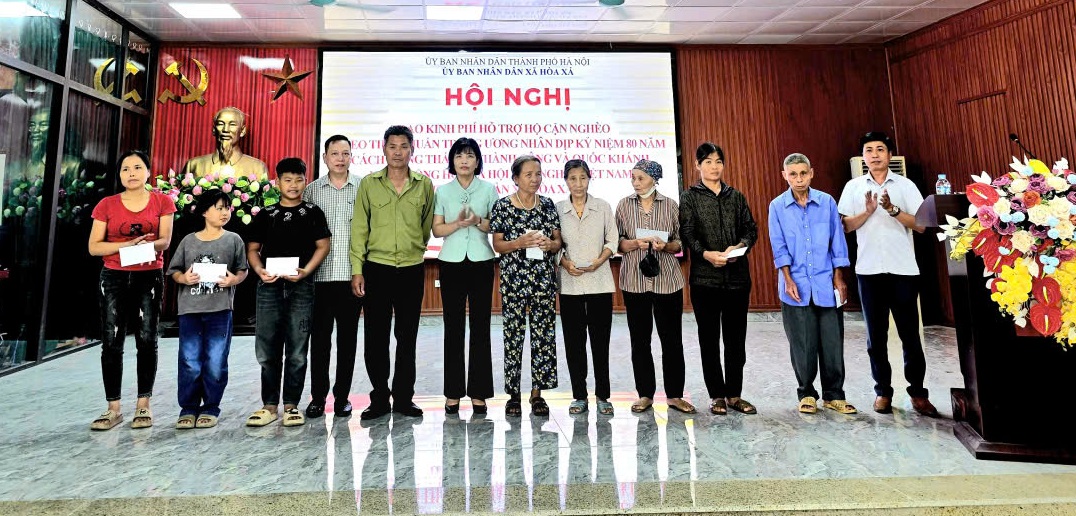 Trao quà hỗ trợ hộ cận nghèo xã Hòa Xá nhân dịp Quốc khánh