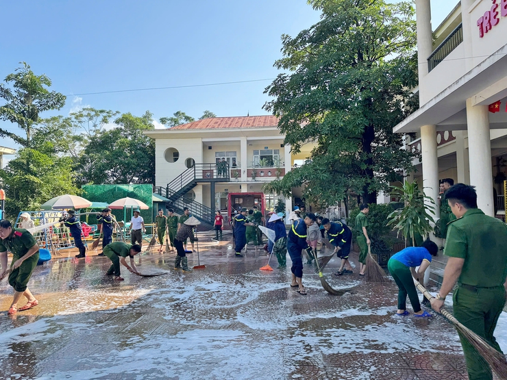 Xã Xuân Mai tổng lực vệ sinh sau bão, nhanh chóng ổn định đời sống nhân dân