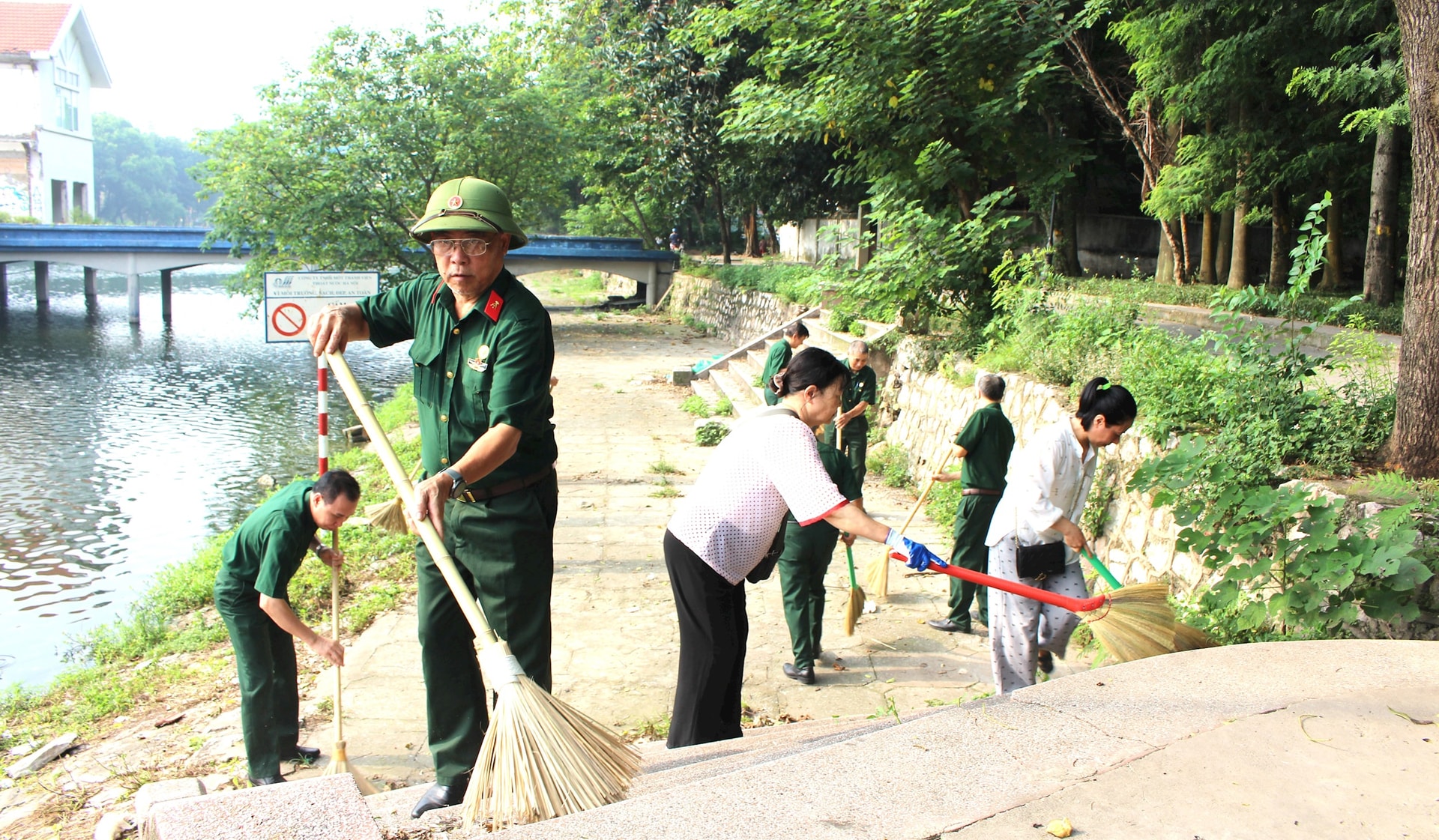 Phường Bạch Mai ra quân cao điểm vệ sinh môi trường, trật tự đô thị chào mừng 80 năm Cách mạng Tháng Tám và Quốc khánh 2-9