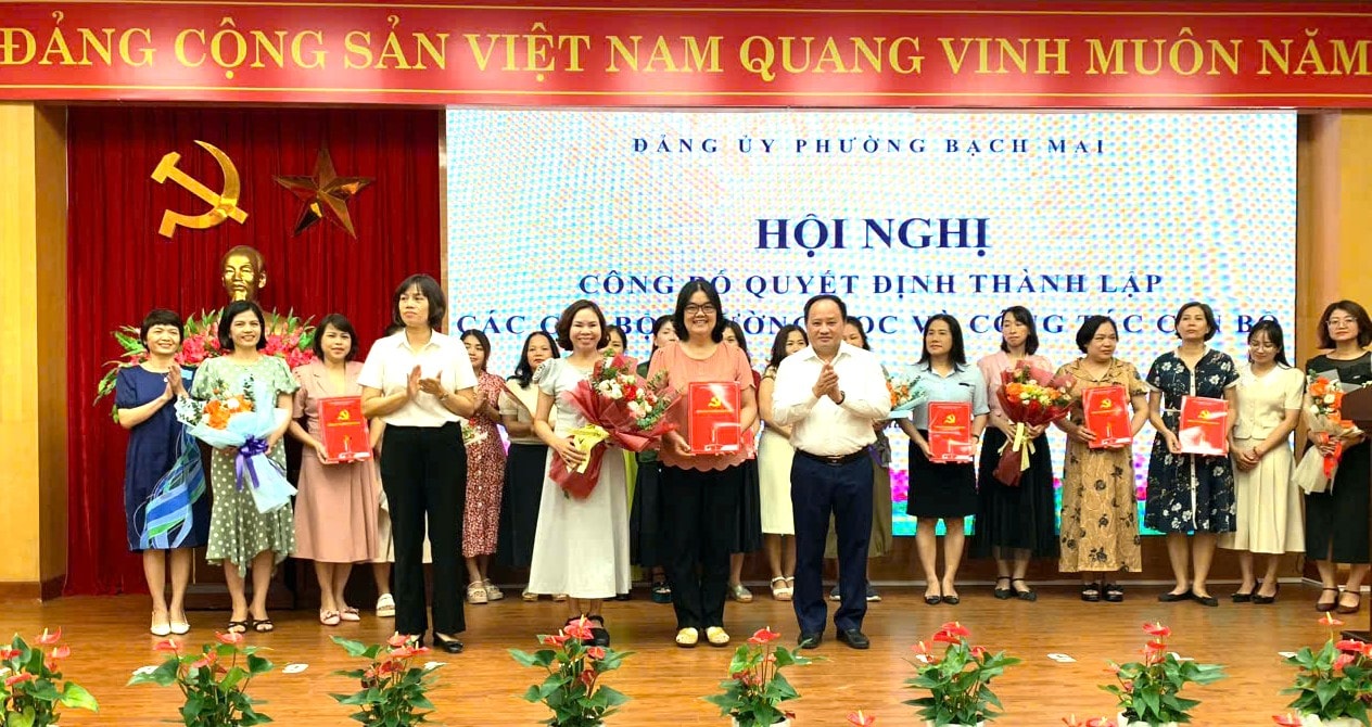 Đảng ủy phường Bạch Mai công bố quyết định thành lập 24 chi bộ trường học, chuẩn bị Đại hội nhiệm kỳ 2025-2030