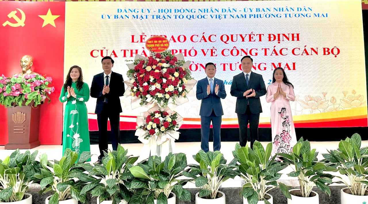 Trao quyết định công tác cán bộ tại ba phường Tương Mai, Hoàng Liệt và Định Công: Kiện toàn tổ chức, sẵn sàng vận hành mô hình chính quyền địa phương hai cấp