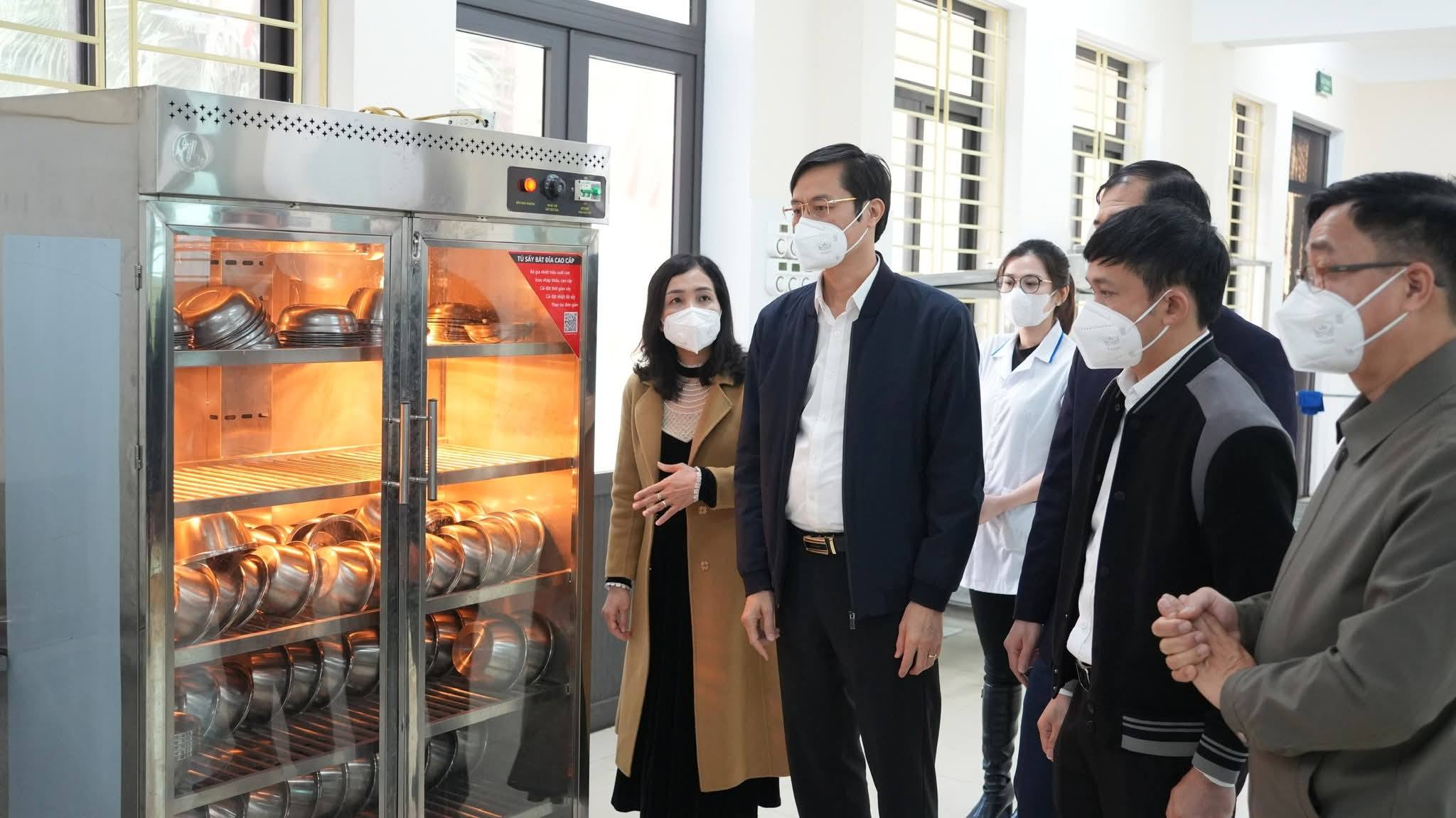 Xã Quảng Oai tăng cường kiểm soát an toàn thực phẩm bếp ăn bán trú, bảo đảm sức khỏe học sinh ngay từ đầu năm