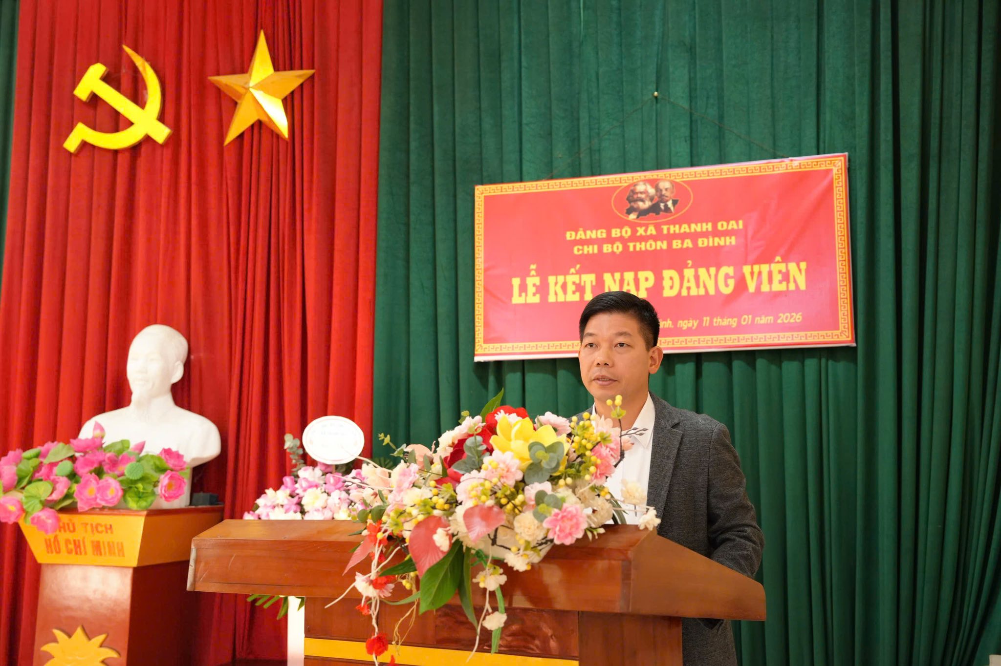 Chi bộ thôn Ba Đình (xã Thanh Oai) tổng kết năm 2025, kết nạp đảng viên mới, xác định nhiệm vụ trọng tâm năm 2026