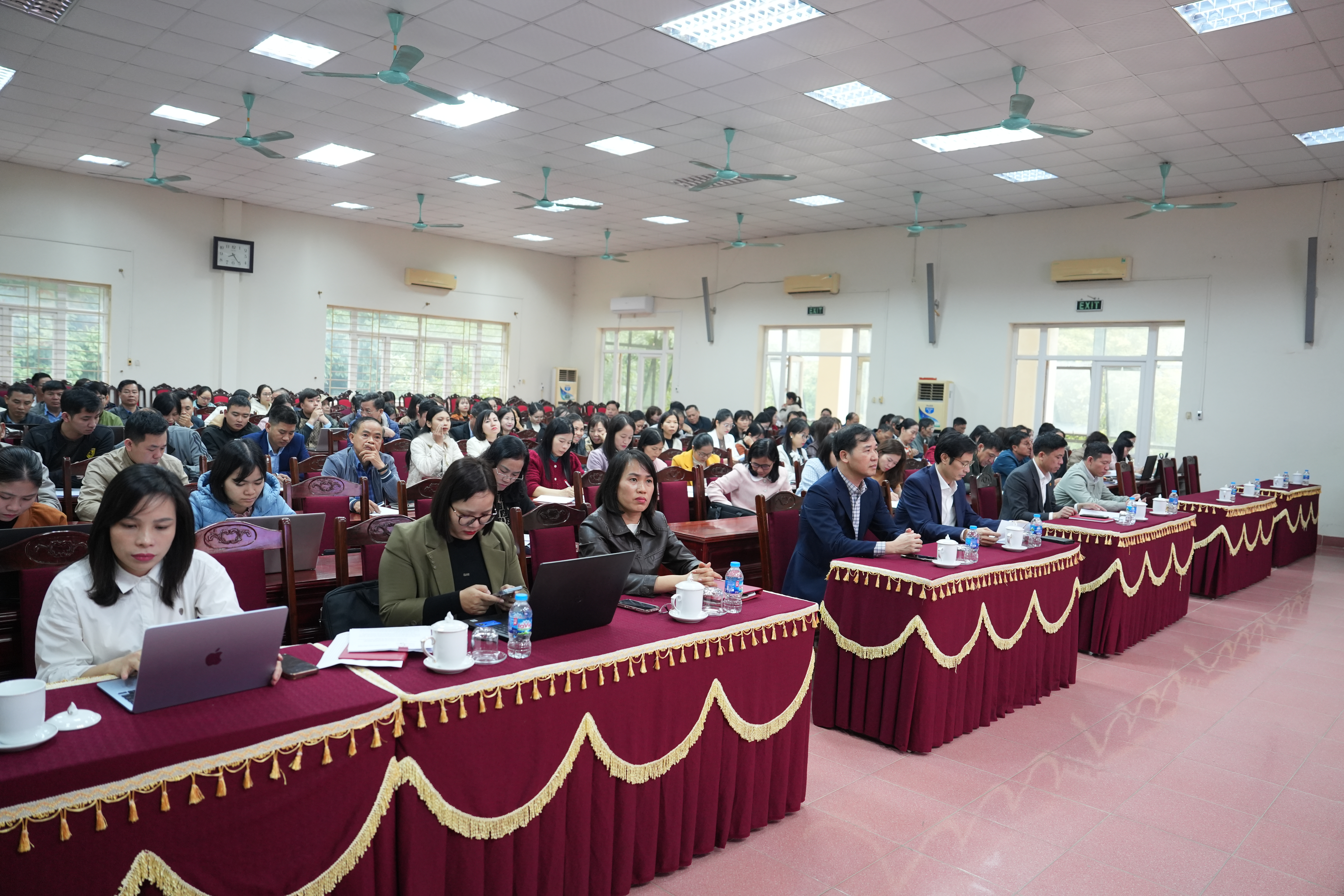 Xã Quảng Oai đẩy mạnh chuyển đổi số trong công tác xây dựng Đảng, triển khai “Sổ tay đảng viên điện tử” và hệ thống điều hành tác nghiệp