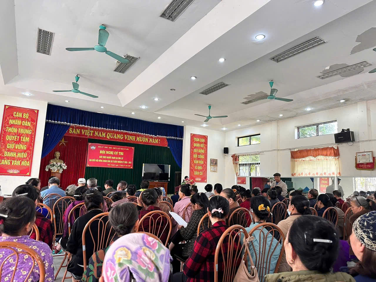 Xã Ô Diên hướng dẫn lập hồ sơ ứng cử đại biểu HĐND, bảo đảm đúng quy định và tiến độ bầu cử