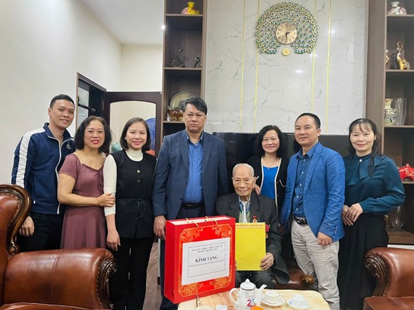 Phường Phương Liệt thăm, tặng quà gia đình chính sách dịp Tết Bính Ngọ 2026, lan tỏa đạo lý tri ân và tinh thần đoàn kết trong mô hình chính quyền địa phương hai cấp