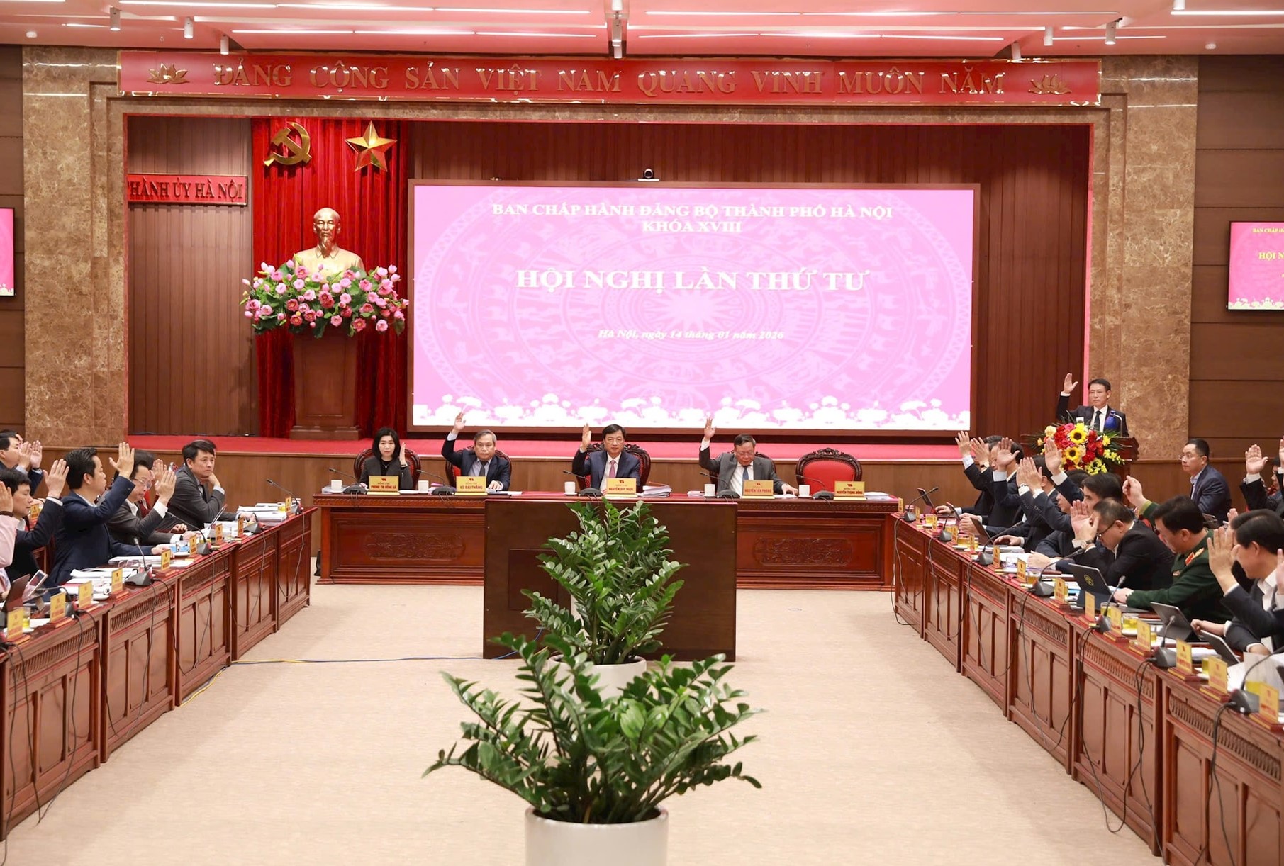 Triển khai Nghị quyết Hội nghị lần thứ tư Ban Chấp hành Đảng bộ thành phố Hà Nội khóa XVIII với tinh thần quyết liệt, hiệu quả