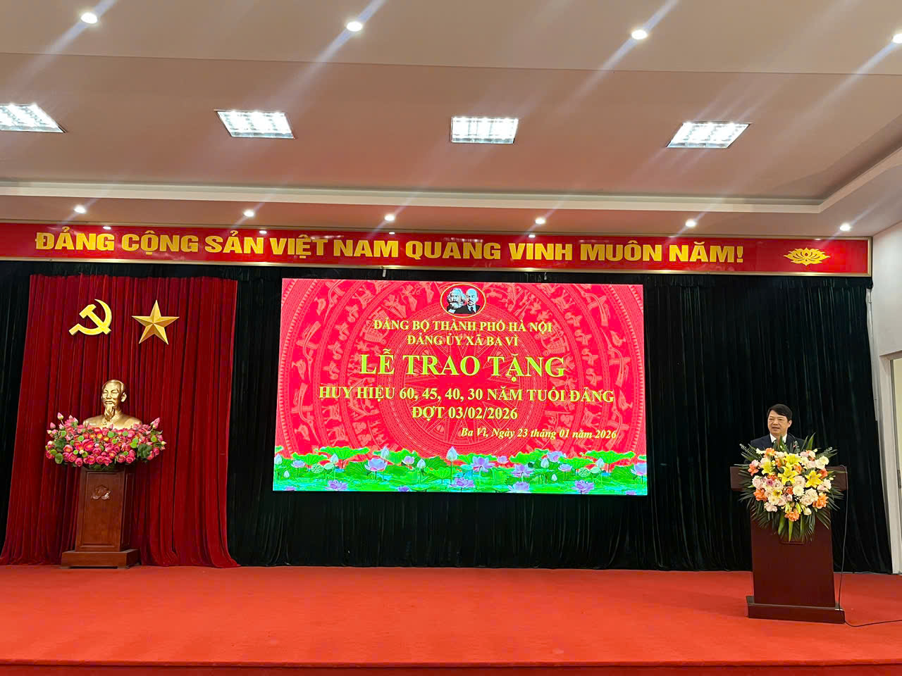 Xã Ba Vì trang trọng trao Huy hiệu Đảng đợt 03-02, tôn vinh những đảng viên bền bỉ cống hiến