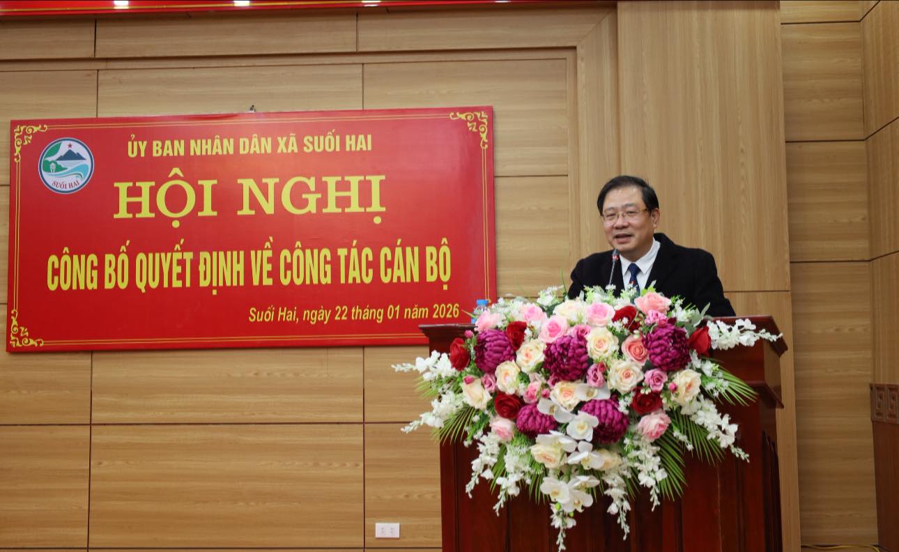 UBND xã Suối Hai công bố quyết định bổ nhiệm Phó Trưởng phòng Kinh tế và Phó Trưởng phòng Văn hóa - Xã hội