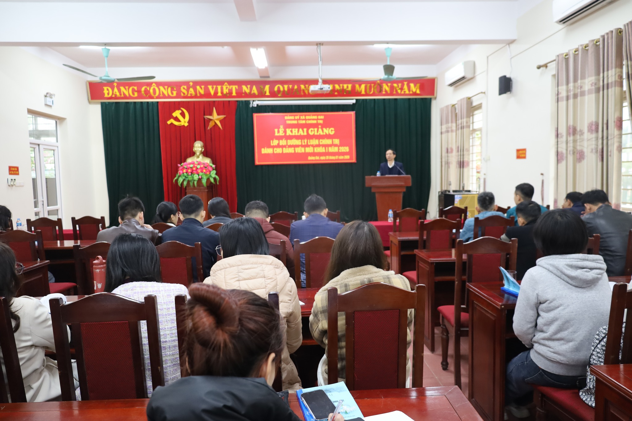 Xã Quảng Oai khai giảng lớp bồi dưỡng lý luận chính trị cho đảng viên mới đầu tiên năm 2026