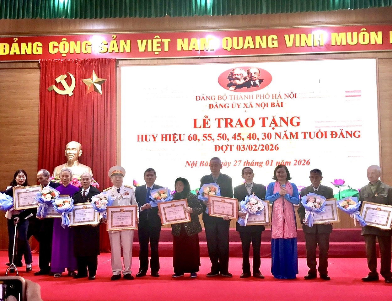 Xã Nội Bài trang trọng trao Huy hiệu Đảng đợt 3-2, lan tỏa niềm tin và truyền thống cách mạng