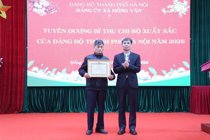 Đảng ủy xã Hồng Vân trao Huy hiệu Đảng, tuyên dương Bí thư chi bộ tiêu biểu và kiện toàn tổ chức sau sắp xếp