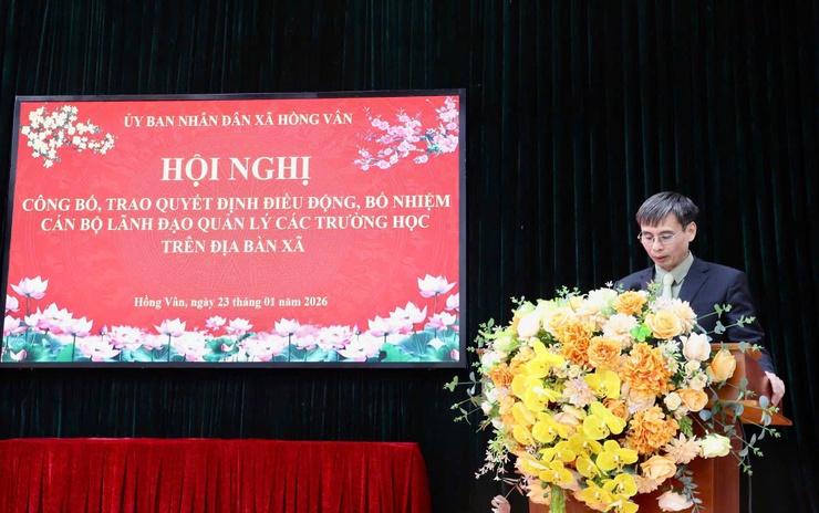 Xã Hồng Vân trao quyết định điều động, luân chuyển, bổ nhiệm cán bộ quản lý các trường học