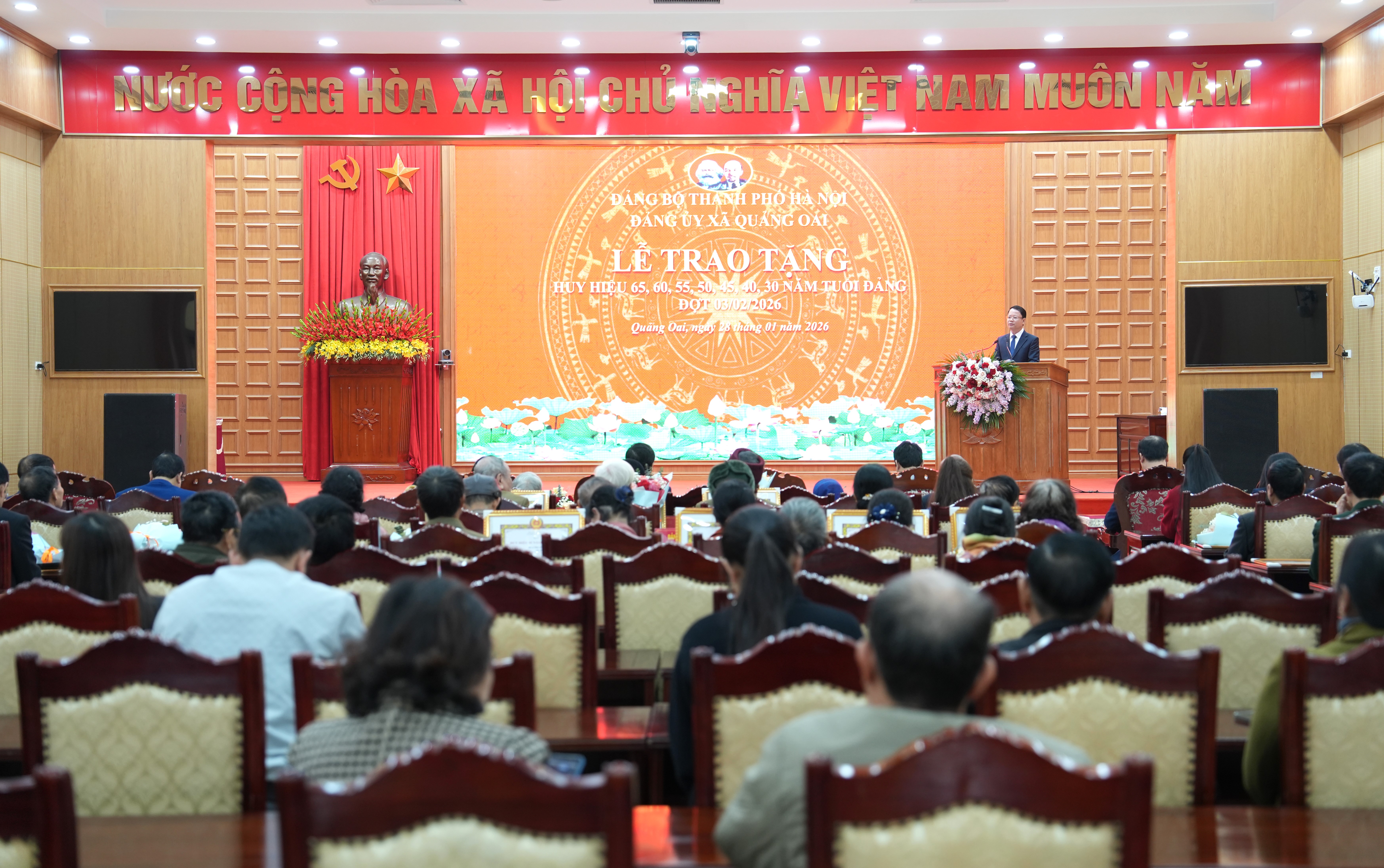Đảng bộ xã Quảng Oai trao Huy hiệu Đảng đợt 03-02-2026: Tôn vinh những cống hiến bền bỉ, lan tỏa niềm tin và truyền thống cách mạng
