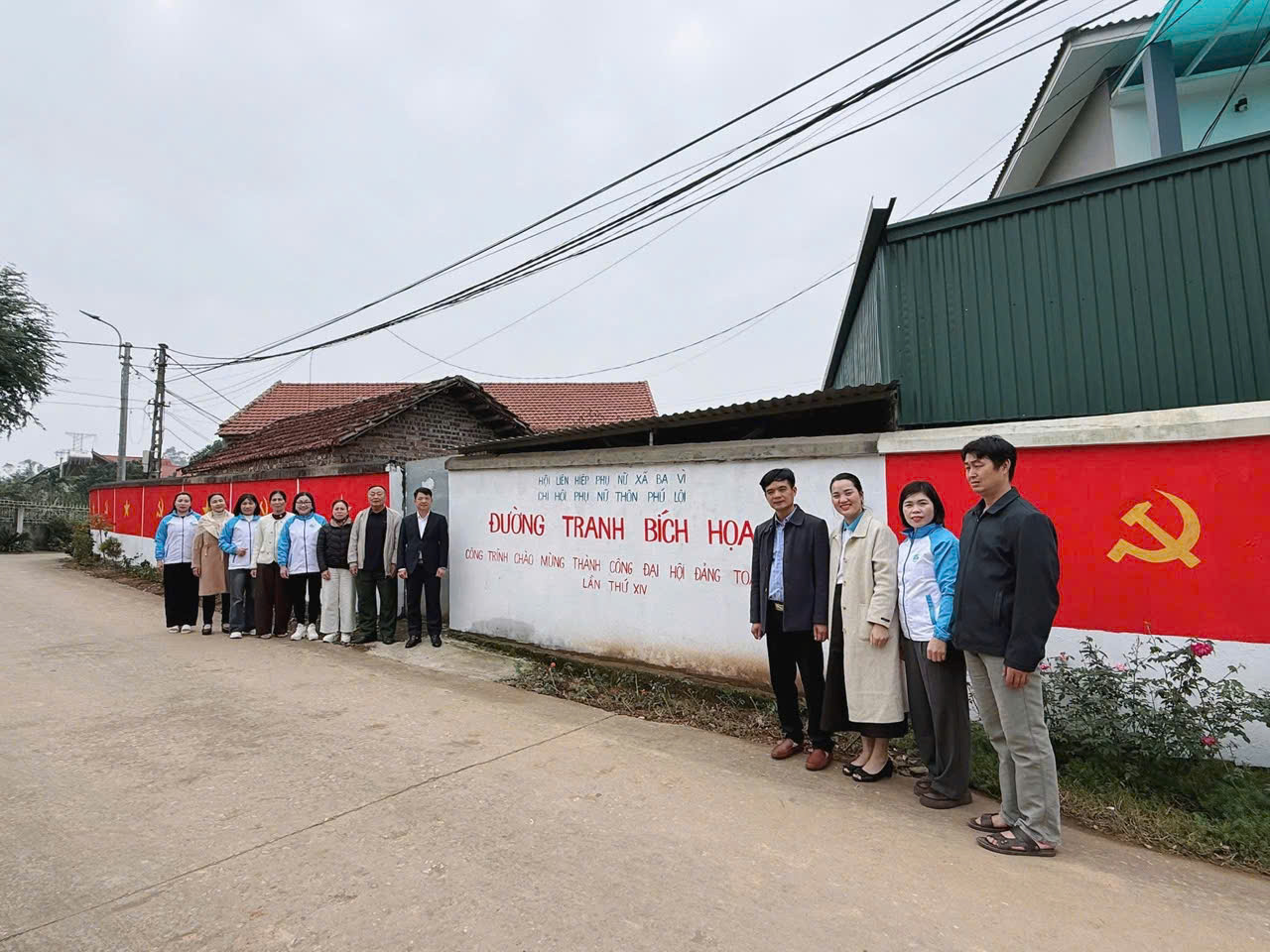 Xã Ba Vì: Gắn biển công trình “Đường tranh bích họa - đường cờ”, lan tỏa dấu ấn phụ nữ trong xây dựng nông thôn mới