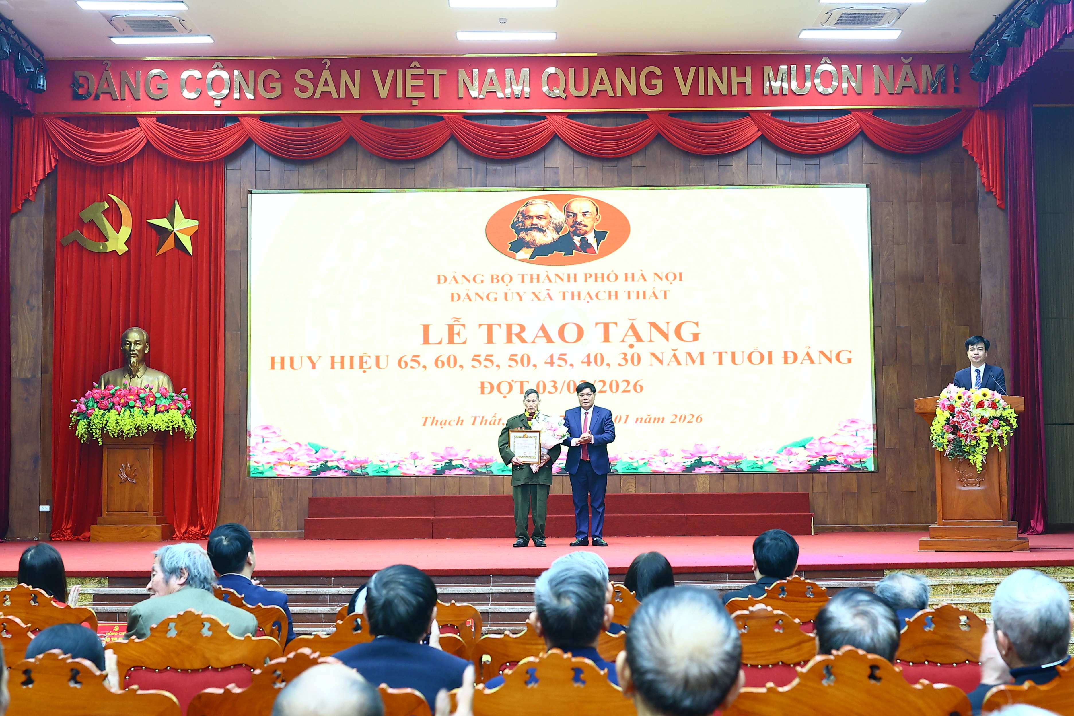 Đảng ủy xã Thạch Thất trao Huy hiệu Đảng: Tri ân cống hiến, lan tỏa bản lĩnh và niềm tin cách mạng