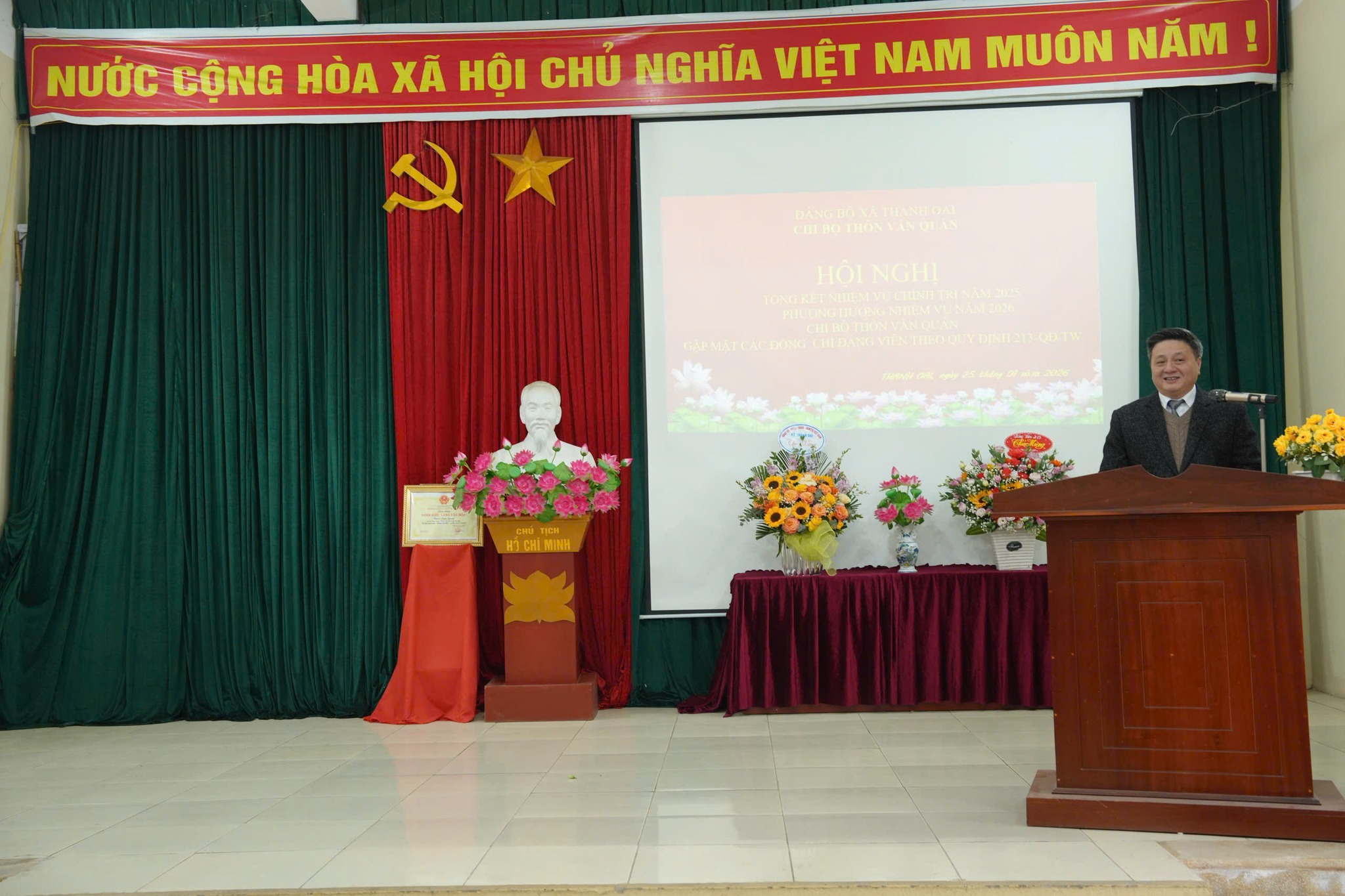 Chi bộ thôn Văn Quán (xã Thanh Oai) tổng kết công tác năm 2025, triển khai nhiệm vụ năm 2026 và gặp mặt đảng viên theo Quy định 213