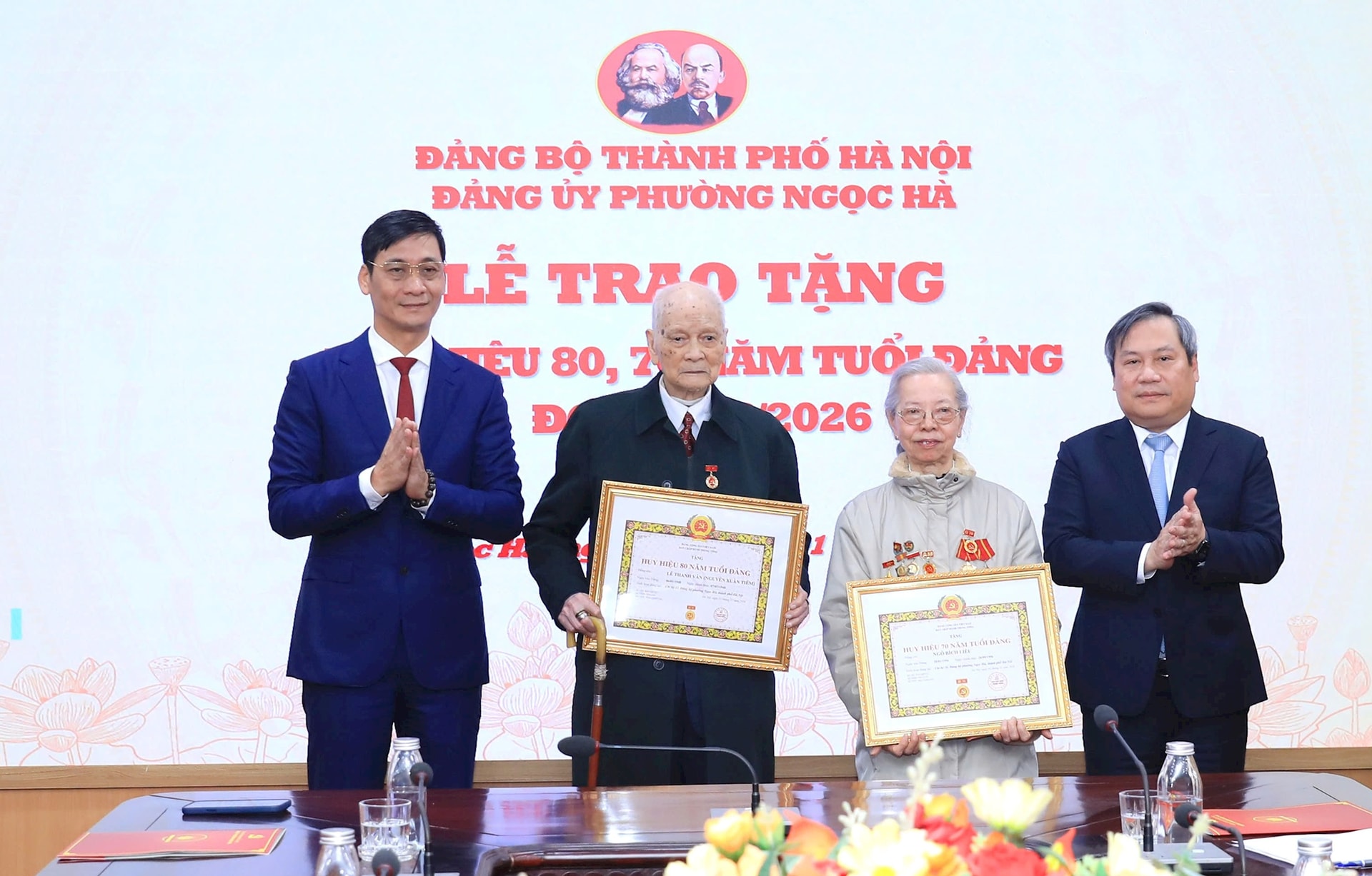 Chủ tịch UBND thành phố Hà Nội Vũ Đại Thắng trao Huy hiệu Đảng đợt 03-02 tại Đảng bộ phường Ngọc Hà