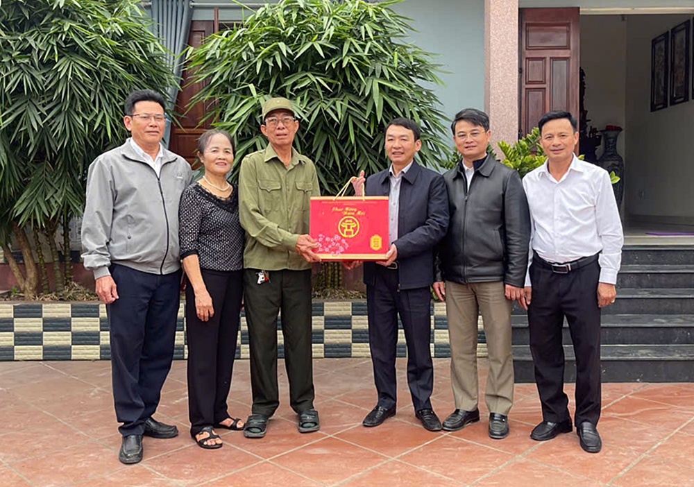 Xã Xuân Mai thăm, tặng quà người có công tiêu biểu dịp Tết Nguyên đán Bính Ngọ 2026